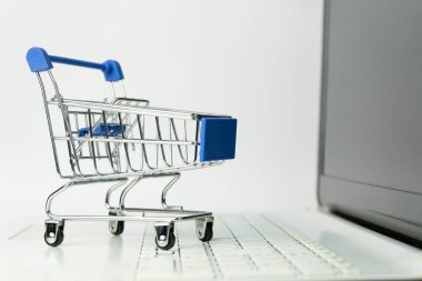 Alışveriş arabası klavyede boş. E-ticaret ve para harcama konsepti. İnternet üzerinden alışveriş. Afişi kopyalama alanı ile düzenleyin...
