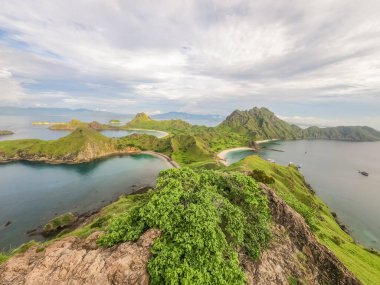 Komodo Adası, Komodo Ulusal Parkı, Labuan Bajo, Flores, Endonezya 'dan Padar Adası' nın muhteşem manzarası. Seyahat konsepti, tropikal tatiller ve Asya tatil geçmişi..