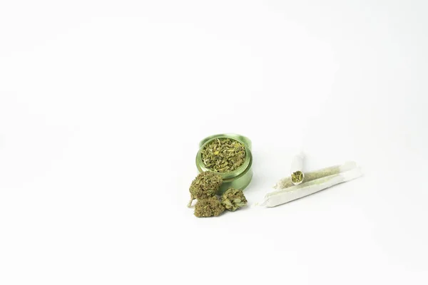 Knoppar Marijuana Kvarn Med Krossad Marijuana Och Rullade Leder Vit — Stockfoto