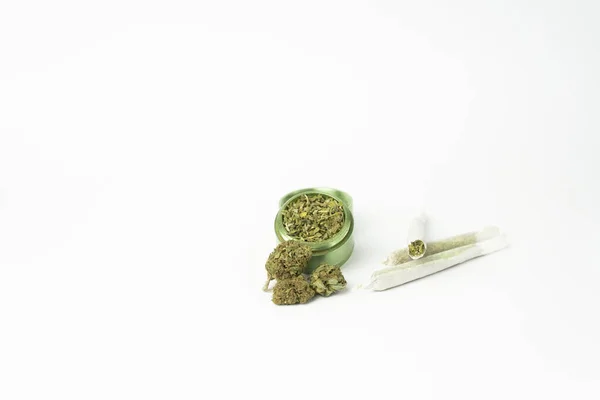 Buds Maconha Moedor Com Maconha Erva Esmagada Juntas Enroladas Fundo — Fotografia de Stock