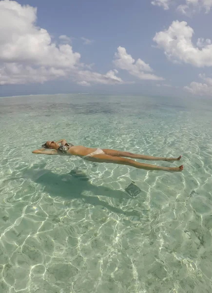 Joven Hermosa Mujer Acostada Flotando Espalda Agua Mar Turquesa Playa — Foto de Stock