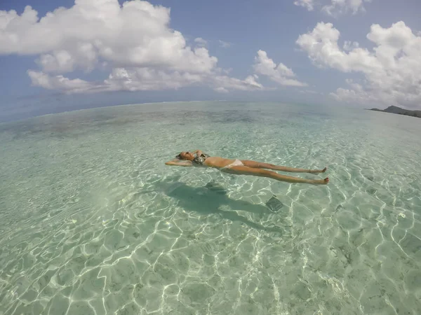 Joven Hermosa Mujer Acostada Flotando Espalda Agua Mar Turquesa Playa — Foto de Stock