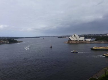 Harbour Köprüsü 'nden inanılmaz Sydney Opera Evi. Sydney, New South Wales Avustralya' daki ünlü turizm merkezi..