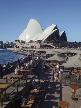 Sydney, Avustralya - 26 Mart 2019: Sydney, Avustralya - 27 Mart 2019: Dışarıda barları ve restoranları olan Sydney Opera Binası. Sydney, Yeni Güney Galler Avustralya 'da ünlü turizm beldesi.