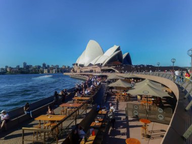 Sydney, Avustralya - 26 Mart 2019: Sydney, Avustralya - 27 Mart 2019: Dışarıda barları ve restoranları olan Sydney Opera Binası. Sydney, Yeni Güney Galler Avustralya 'da ünlü turizm beldesi.