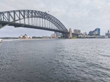 Liman Köprüsü, Opera Binası ve Sidney, Avustralya 'da şehir merkezi silueti.