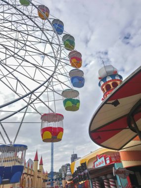 Sydney, Avustralya - 27 Mart 2019: Sidney, Avustralya 'da dönme dolap Luna Park eğlence parkı ve turizm merkezi.