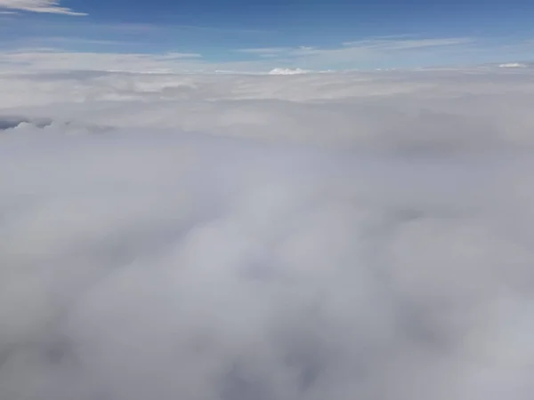 飛行機からの雲の景色の上の空中スカイラインの風景 — ストック写真