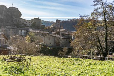 Eski bir demir tekerlek römorku ve traktörü olan bir tardan antik ortaçağ köyü Rupit 'in inanılmaz manzarası..
