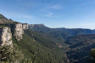Dağ manzarası, pitoresk orman, Barselona, İspanya 'da Rupit yakınlarındaki kırsal manzara. Turizm ve kırsal konseptte tatil.