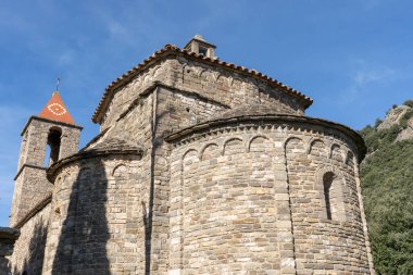 Rupit, Barcelona, İspanya yakınlarındaki Sant Joan de Fabregues kilisesinin muhteşem manzarası.