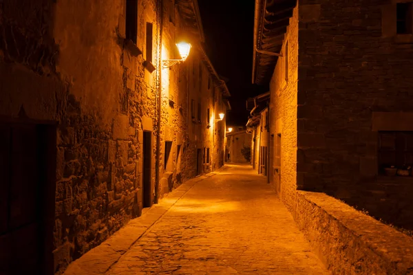 西班牙巴塞罗那附近的Rupit老村狭窄街道的夜景 旅游目的地概念 空旷的乡村小巷 街灯背景 — 图库照片