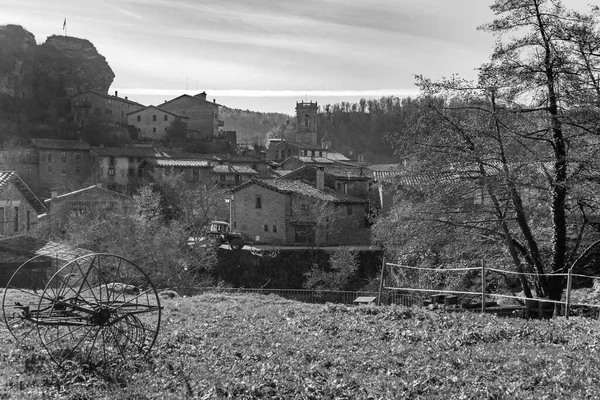 Amazing View Ancient Medieval Village Rupit Field Old Iron Wheels — Stock Photo, Image