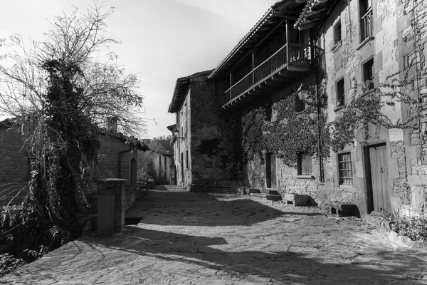 位于西班牙巴塞罗那Rupit古村的石街上 有着美丽的花朵和乡村般的住宅 景色美不胜收 度假时带着著名的西班牙旅游景点的概念 有黑白照片 — 图库照片