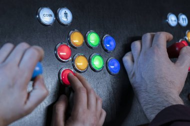 Oyun oynayan iki kişinin yakın görüntüsü. Oyun konsepti. Oyun konsepti ve joystickli oyun sahası..