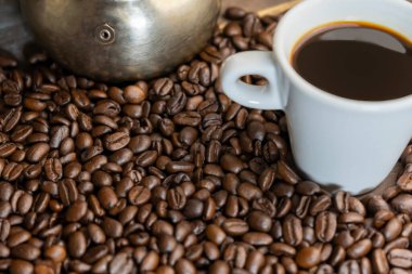 Kahve çekirdeği, kahve fincanı ve İtalyan kahve makinesi, espresso makinesi..