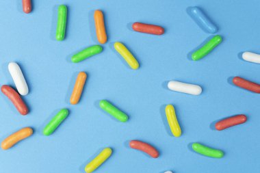 Renkli şekerler ve tatlılar. Renkli şeker serpintileri. Yaratıcı Top view.