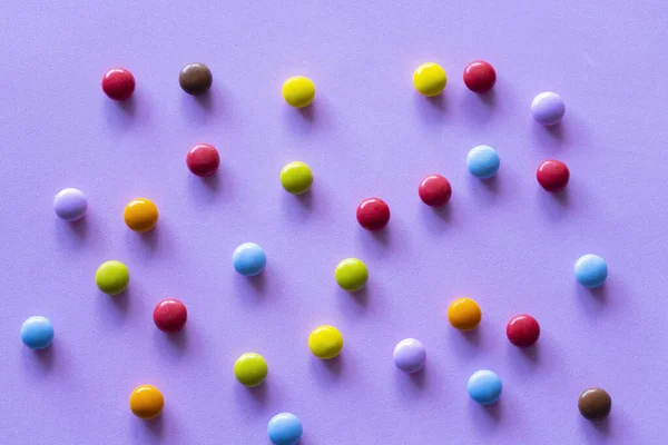 Multicolore Cioccolato Caramelle Smarties Sfondo Viola — Foto Stock