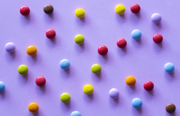 Renkli Çikolatalı Şekerler Zekiler Arka Planda Üst Görünümde Tatlılar Mor — Stok fotoğraf
