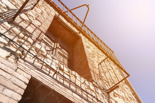 Старый балкон без пола. Архитектура