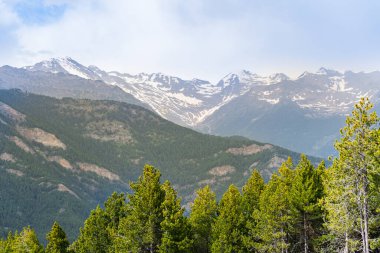 Doğa dağları arka plan. İlkbaharda kar dağları olan orman manzarası..