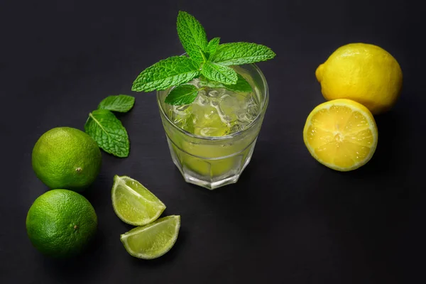 Vista Superior Cóctel Mojito Con Limas Verdes Frescas Limones Menta — Foto de Stock