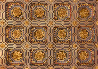 Aljaferia Sarayı iç mimarisi. Katolik Krallar Sarayı Büyük Salonu 'nun çatısı. Zaragoza, Aragon İspanya