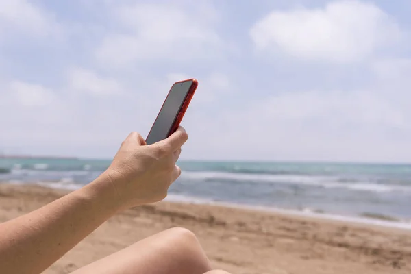 Невідома Жінка Використовуючи Смартфон Пляжі Рука Тримає Мобільний Телефон Фоні — стокове фото