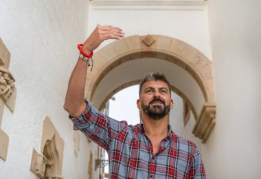 Mutlu adam davet ediyor muhteşem eski sokağa.