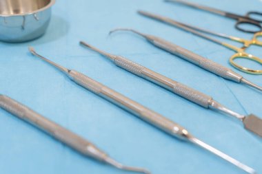 Mavi arka planda dişçi aletleri. Diş ve sağlık hizmetleri konsepti..