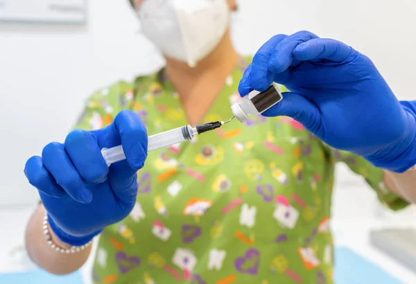 Médico Com Seringa Para Injeção Vacina Medicamento Para Paciente — Fotografia de Stock