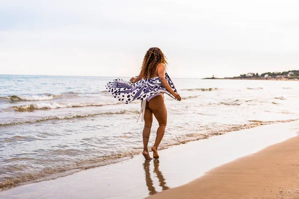 Bela Mulher Afro Brasileira Caminhando Longo Praia Pôr Sol Mulher — Fotografia de Stock