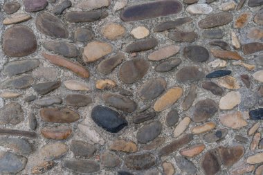 Arka planda taş duvar dokusu. Eski bir ortaçağ kaldırımı.