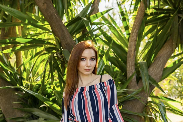 Hermosa Joven Posando Sobre Palmera Fondo Tropical —  Fotos de Stock