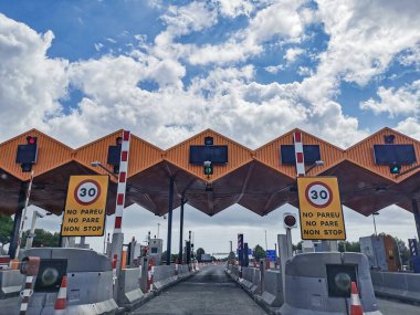 El Vendrell, Tarragona, İspanya 2 Eylül 2021: AP-7 / A7 Otoyolu 'ndaki gişe istasyonu. Eylül 2021' de serbest otoyol, özel imtiyazların sona ermesi.