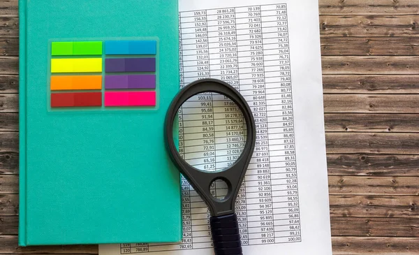 Carnet Vert Avec Loupe Documents Numérotés Autocollants Colorés Sur Table — Photo