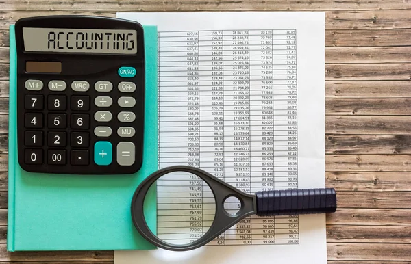 Comptabilité Texte Sur Calculatrice Près Une Loupe Documents Numérotés Cahier — Photo