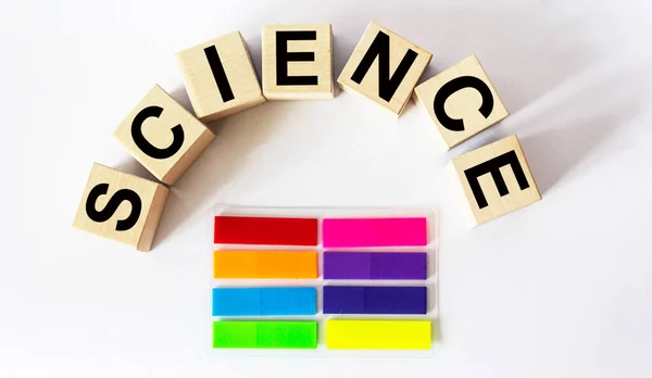科学という言葉は木のブロックに書かれています あなたのデザイン コンセプトのための白いテーブルの科学テキスト — ストック写真
