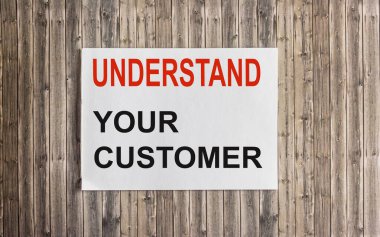 Kart metnini kapat Müşterini anla, ahşap arka planda imaj işi kavramı