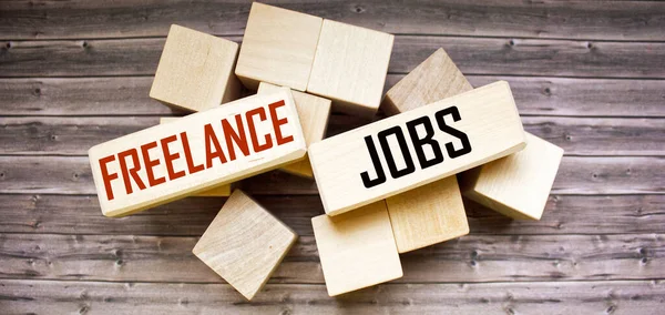 Freelance Jobs Geschreven Bouwstenen Een Houten Ondergrond Bedrijfsconcept — Stockfoto