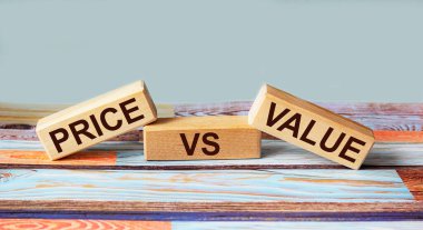 Mavi arkaplanda Price vs Değer yazılı tahta bloklar