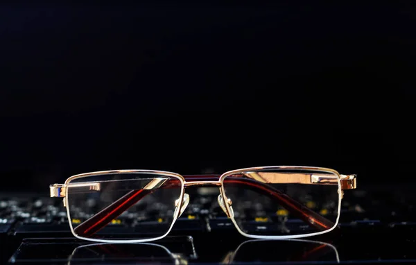 Siyah Izole Bir Arka Planda Dizüstü Bilgisayar Gözlük Var Yazılacak — Stok fotoğraf