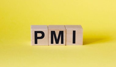 PMI kelimesi ahşap yapı taşlarından oluşur. Sarı arka plan. İş konsepti.