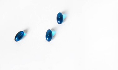 Beyaz arka planda mavi haplar. Yazılacak yer