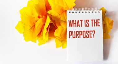 Metin bir deftere ve beyaz bir arkaplana, sarı yaprakların yanına yazılır..