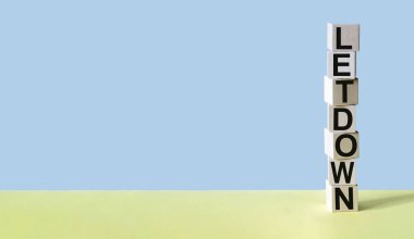 Tahta bloklar LETdown olarak etiketlenmiş. Kötü not konsepti. Kendini haklı çıkarmayan ve başarısız olan bir şeyden dolayı tatminsizlik hissi. Hayal kırıklığı.