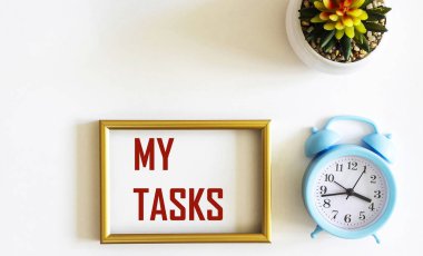 Görev metnim beyaz arkaplanda bir çerçeveye, çalar saatin ve kaktüs çiçeğinin yanına yazıldı.