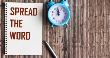 Haberi yay, not defterine ve tahta arka plana mesaj at. İş konsepti