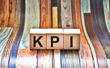 KPI - harfli tahta bloklar, anahtar performans göstergesi KPI konsepti, gri arkaplan üzerindeki üst görünüm