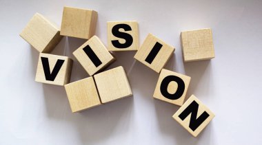 VISION, tahta küpler ve beyaz arkaplan.